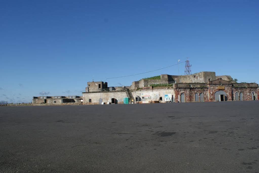 Fort Konstantine Hotel Kronstadt Kültér fotó