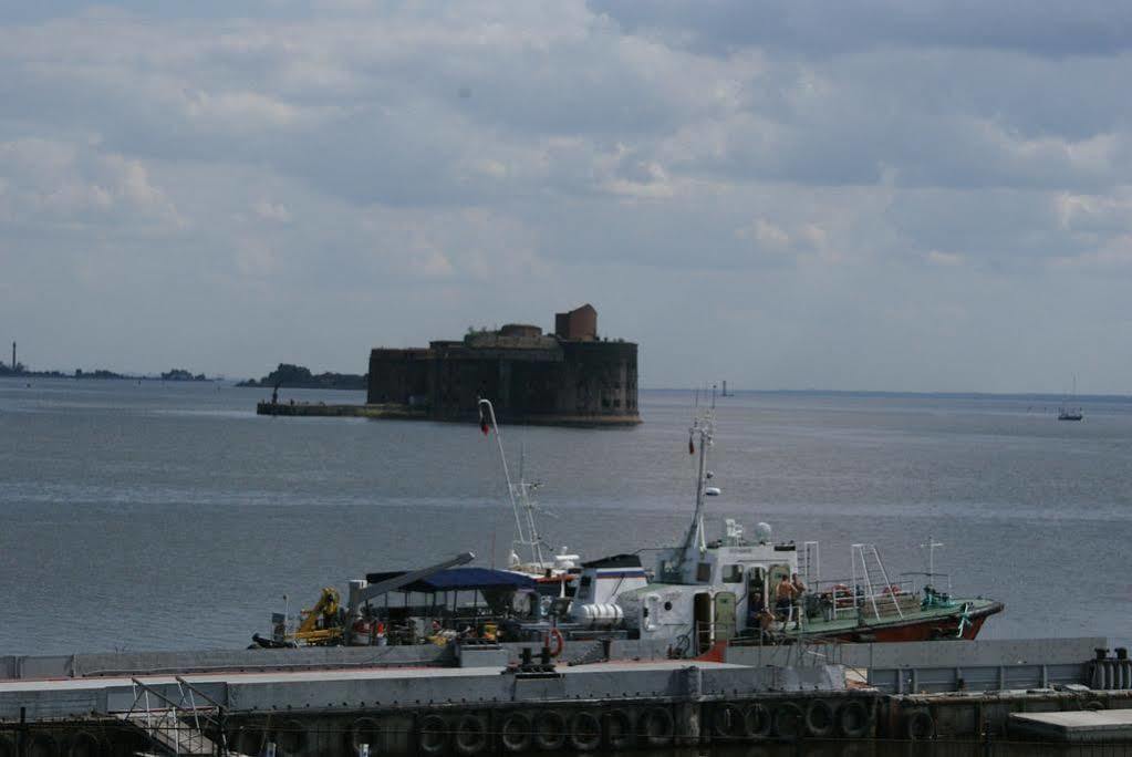 Fort Konstantine Hotel Kronstadt Kültér fotó